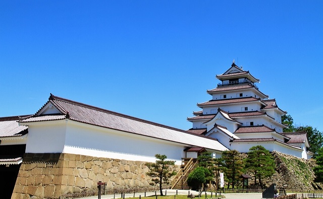 国宝・彦根城は「寄せ集め」？会津若松城（鶴ヶ城）赤瓦の理由【名城の謎】
