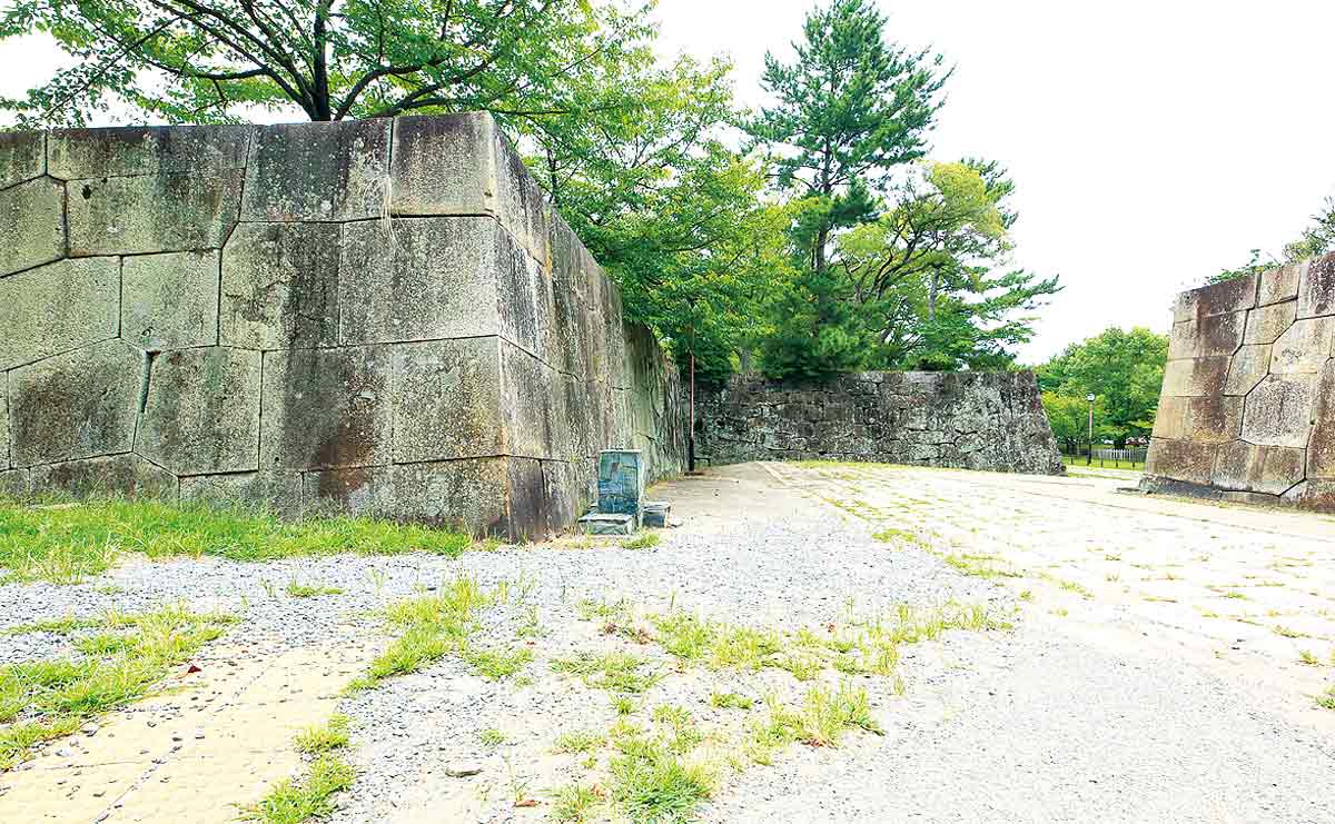 表門の石垣。熊野の花崗斑岩が用いられた切り込み接ぎのもの