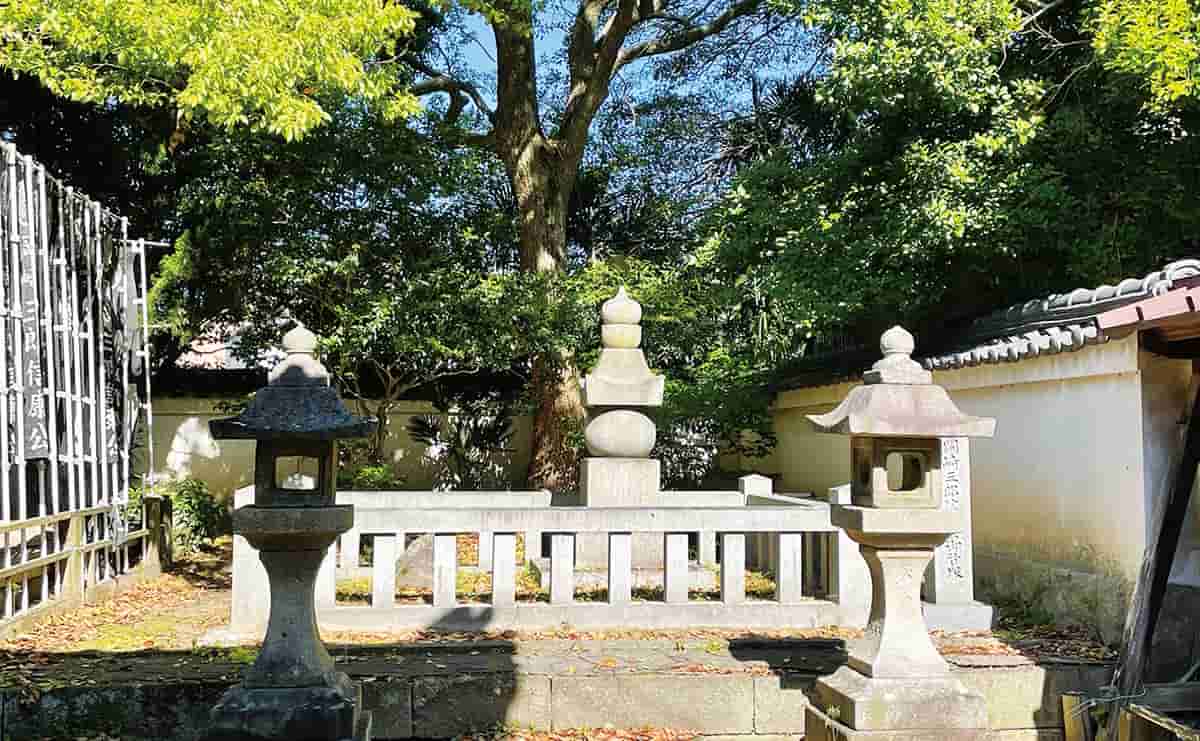 松平信康の首塚