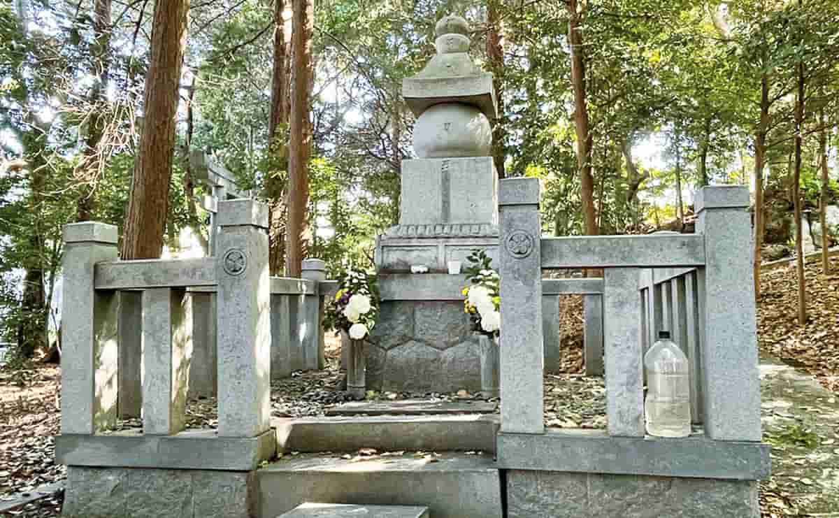 築山殿の首塚