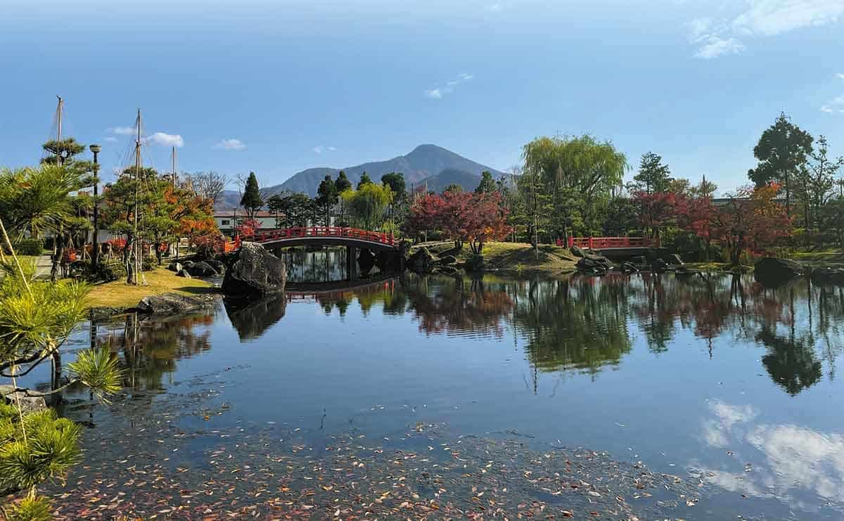 紫式部像付近から望んだ日野山