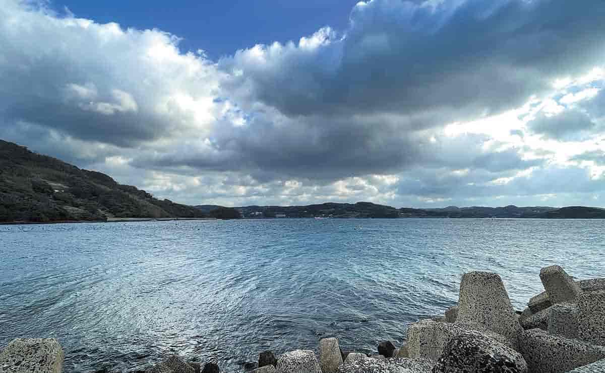 浦海湾と文永之役元軍上陸地の標柱
