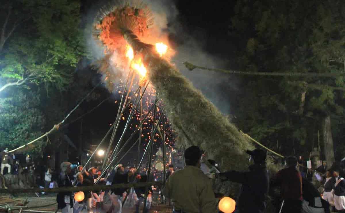 八幡まつりにおける、ヨシを用いた松明の奉火