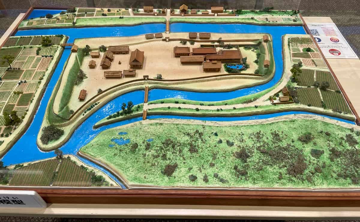 「れきしーな」にある、三宅御土居の復元模型