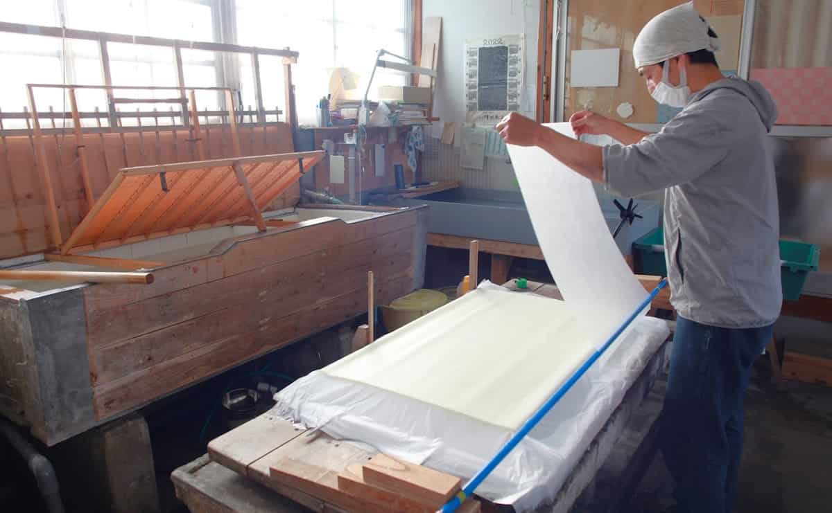 大豐和紙工業の工場内の手漉き部門