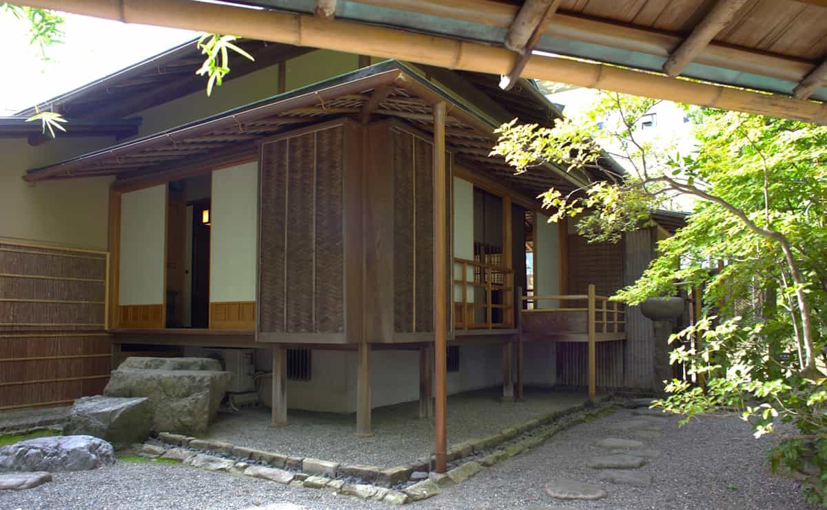 松花堂庭園の茶室の一つ「松隠」