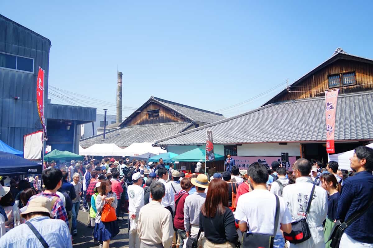 酒蔵祭でにぎわう北庄司酒造店の構内