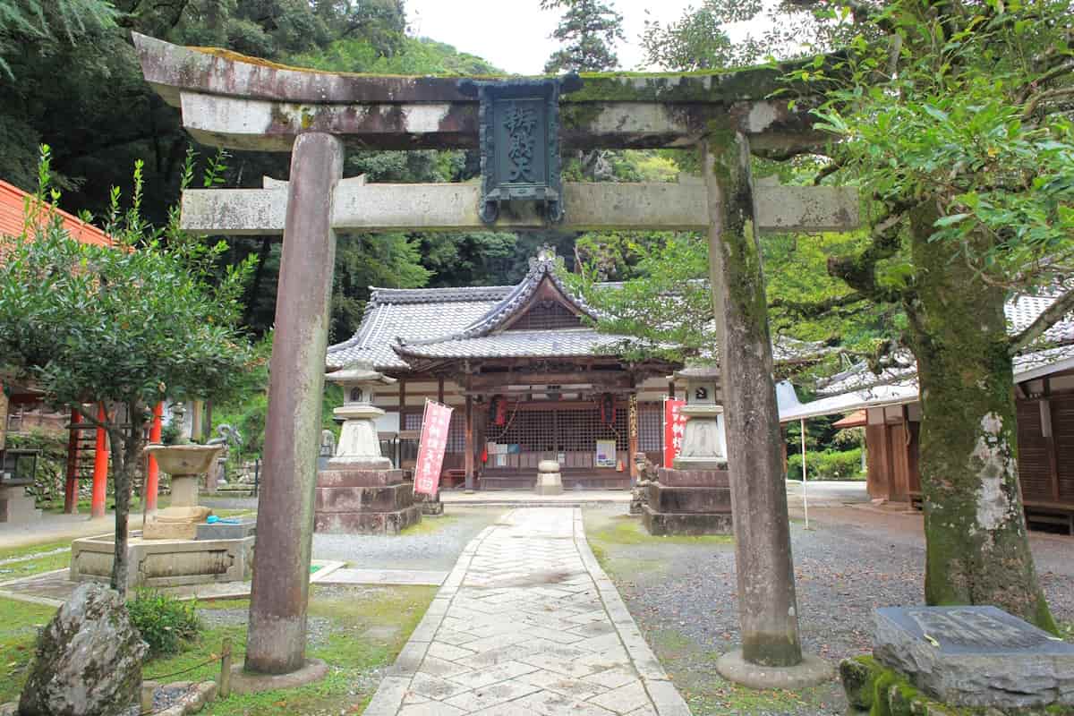 瀧安寺の本堂の弁天堂
