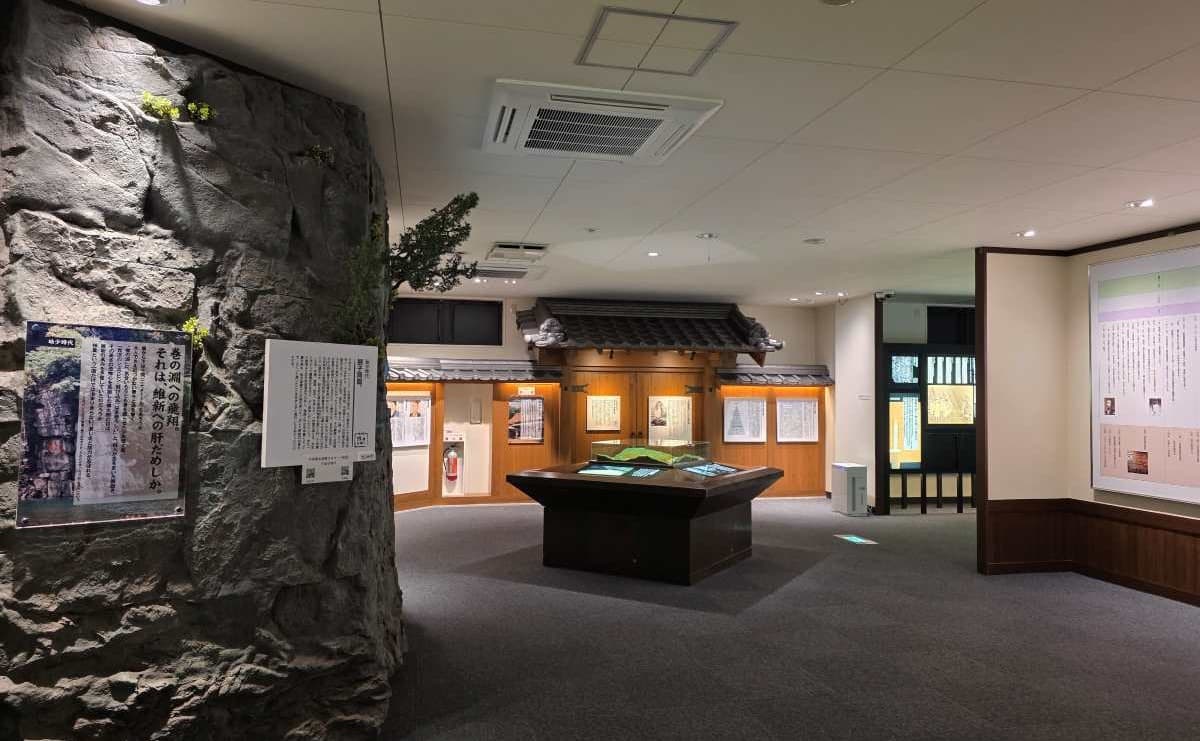 中岡慎太郎館１階の展示。映像やパネルとともに 慎太郎の生涯に触れられる