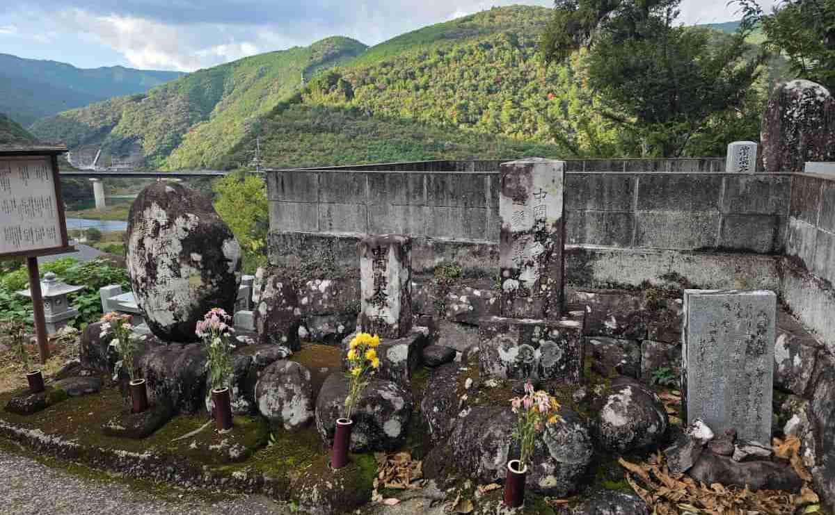 写真右から２番目が慎太郎遺髪墓地。左隣は妻・兼の墓