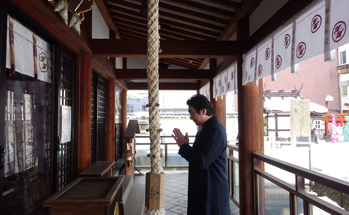 柴田神社の拝殿に手を合わせながら長秀の勝家への思いを想像する池田さん