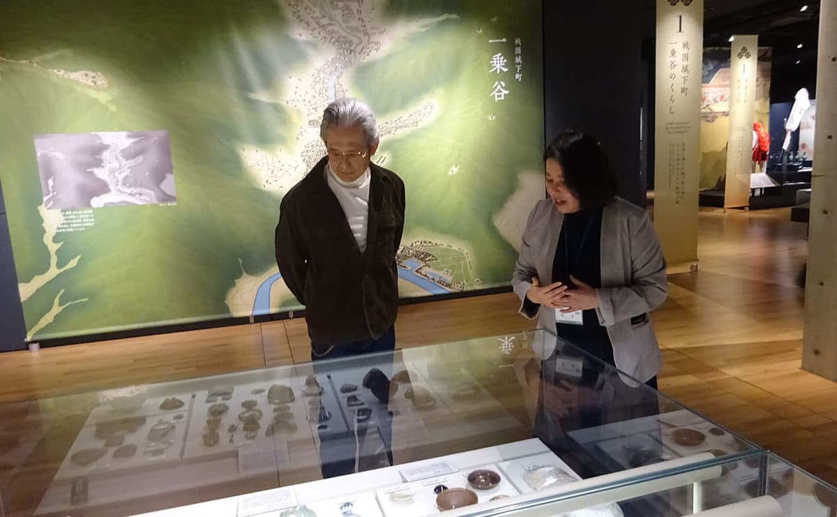 「私がこの時代に生きていたら一乗谷に住みたかったと思うほどの文化レベルの高さですね。当時の住民が1万人という規模感に驚きました」（鶴見さん）