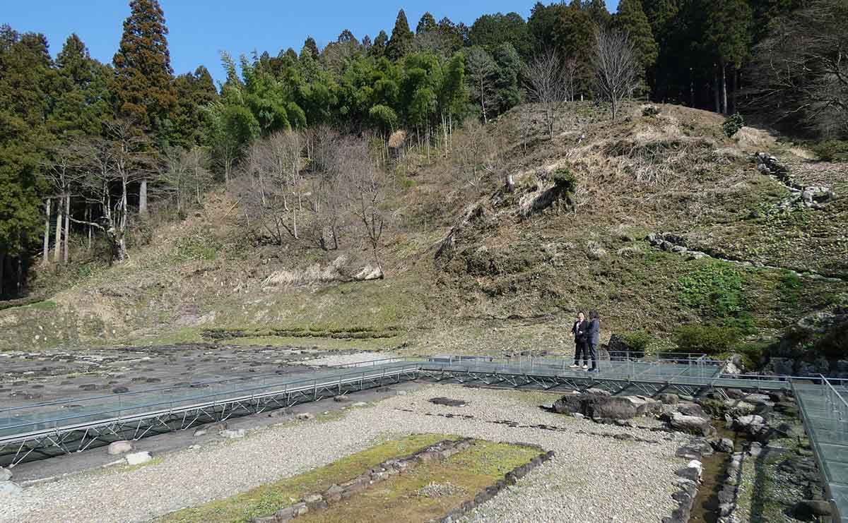「信長軍が焼き討ちを行った一乗谷がこのような山間の空間であることに驚きました。撮影前に訪れていれば、もう少し違った勝家を出せたかもしれませんね」（山口さん）
