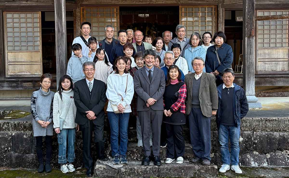 山口さんが訪れると東大味町の町民が西蓮寺に集まり、勝家様の歓迎ムード一色。