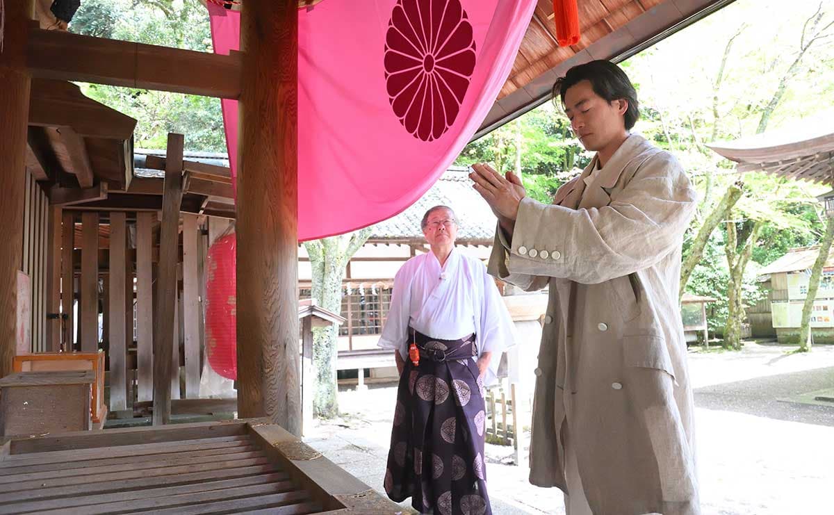 金崎宮を参拝する大東さん